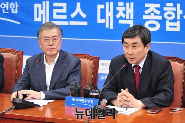 ▲ 새정치민주연합 이종걸 원내대표가 최고위원회의에서 모두발언을 하고 있는 가운데, 문재인 대표가 다른 곳으로 시선을 향하고 있다. ⓒ뉴데일리 이종현 기자