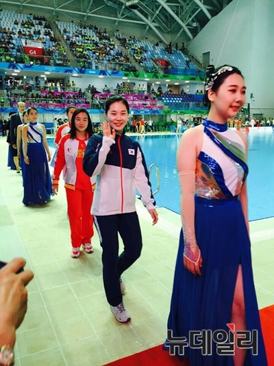 ▲ 시상식 장으로 걸어가는 김나미 선수(앞에서 두번째)ⓒ대구한의대 제공