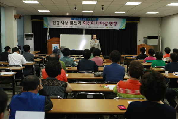 ▲ 김주구 군수가 전통시장 상인대학생들을 대상으로 특강을 실시하고 있다.ⓒ의성군 제공