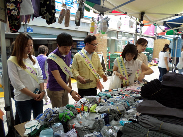 ▲ 전국공무원노동조합 상주시지부가 전통시장 살리기 위해 장보기 행사를 펼첬다.ⓒ상주시 제공