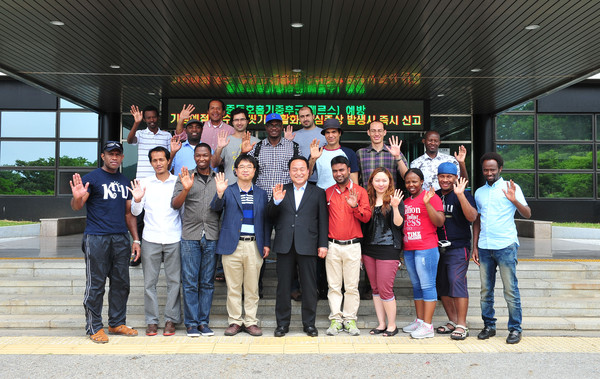 ▲ 경북대 외국인 연수생, 선진농업 배우기 위해 군위군에 방문했다.ⓒ군위군 제공