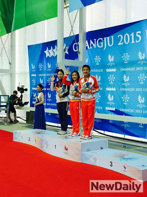 ▲ 대구한의대학교 실버스포츠산업학과 김나미 선수(3학년)가 경기후 시상식에서 손을 들어 인사하고있다.ⓒ대구한의대 제공