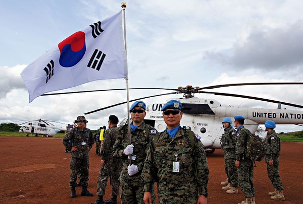 ▲ 한빛부대 5진 김병춘(대령) 단장과 1제대 인원들이 보르공항에 첫발을 내딛고 있다.ⓒ국방부 공동취재단