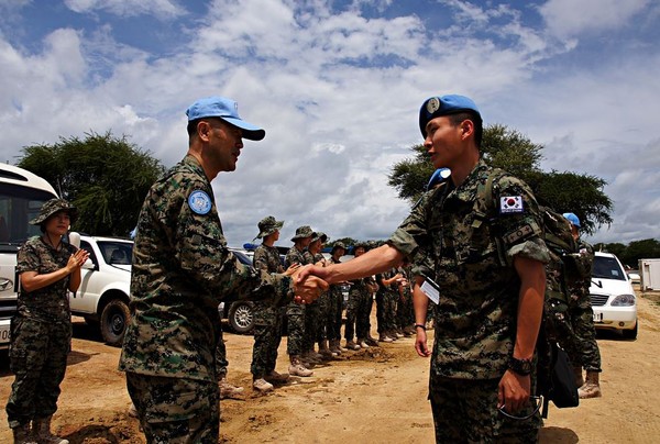 ▲ 한빛부대 4진 박원대(대령) 단장과 부대원들이 보르 기지에 도착한 5진 인원들을 환영하고 있다.ⓒ국방부 공동취재단