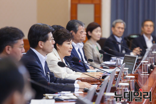 ▲ 박근혜 대통령이 지난달 25일 국무회의에서 국회법 개정안에 대한 거부권을 행사하며 정치권을 비판하고 있다. ⓒ청와대 제공