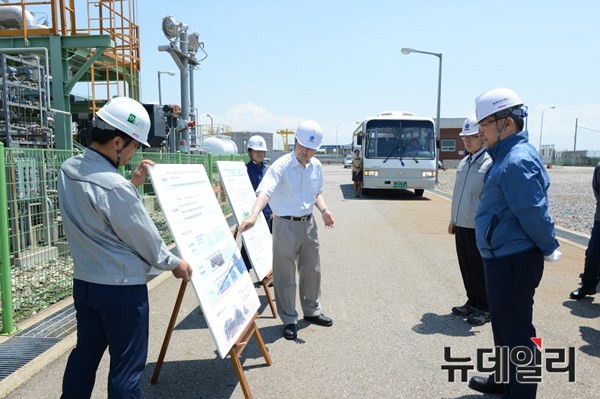 이승훈 한국가스공사 사장이 지난 3일 취임후 첫 공식일정으로 인천 LNG 생산기지를 찾아 현장관계자로부터 상황솔명을 듣고 있다.ⓒ한국가스공사 제공