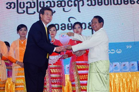 ▲ (왼쪽부터) 최재열 신한은행 부장은 지난 4일 미얀마 행정수도인 네피도에서 열린 제21회 UN지정 세계협동조합의 날 기념식에서 미얀마 농촌 현대화사업에 기여한 공로를 인정받아 초산 미얀마 협동조합부 장관에게 감사패를 받고 있다.  ⓒ 신한은행