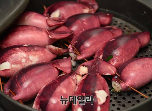 ▲ 찜통에서 8-10분 쪄내면 먹기좋은 오징어순대가 완성된다. ⓒ 뉴데일리 정상윤