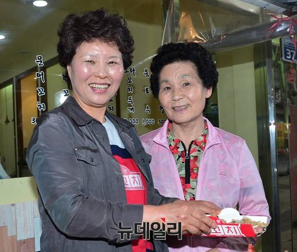 문꼬치 김도혜 사장(왼쪽), 윤애자 단골손님. ⓒ 뉴데일리 정상윤