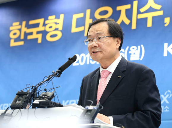 ▲ 최경수 한국거래소 이사장이 6일 거래소 서울 사옥에서 기자간담회를 갖고 한국형 다우지수인 'KTOP30'의 개발을 완료, 오는 13일부터 산출하겠다고 발표했다. ⓒ한국거래소