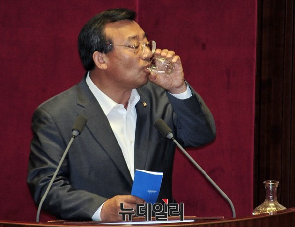 ▲ 새누리당 이정현 최고위원이 6일 국회 본회의장에서 국회법 개정안 재의 요구에 대한 반대측 토론자로 나서 발언을 하던 도중 목이 타는지 물을 들이키고 있다. ⓒ뉴데일리 이종현 기자