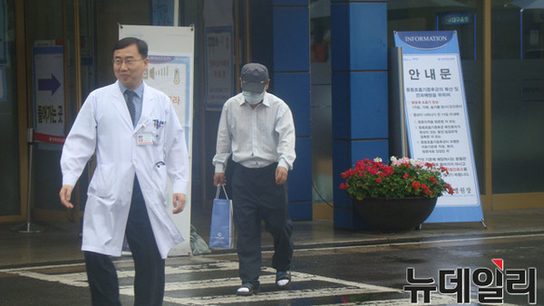 ▲ 사진은 지난 달 26일 대구 첫 메르스 확진환자였던 공무원 A씨가 경북대병원에서 퇴원하고 있는 모습.ⓒ뉴데일리