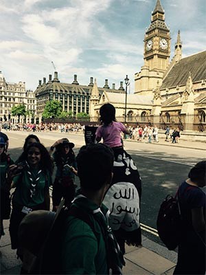 ▲ 일베저장소 사용자가 올린 사진 가운데 한 장. 뒤로 보이는 것이 英의회 건물, 일명 '빅벤'이다. ⓒ일베저장소 화면캡쳐