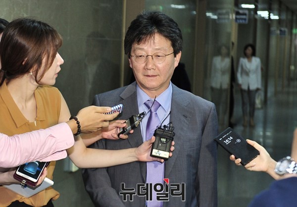 ▲ 새누리당 유승민 원내대표의 거취가 도마에 오른 가운데, 유승민 원내대표가 7일 오후 국회 운영위원장실에서 운영위 회의실로 이동하던 도중 취재진의 질문에 답하고 있다. ⓒ뉴데일리 이종현 기자