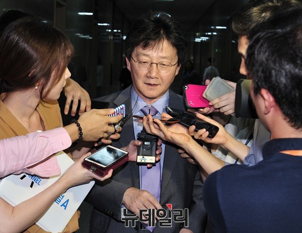 ▲ 새누리당 유승민 원내대표의 거취가 도마에 오른 가운데, 유승민 원내대표가 7일 오후 국회 운영위원장실에서 운영위 회의실로 이동하던 도중 취재진의 질문에 답하고 있다. ⓒ뉴데일리 이종현 기자
