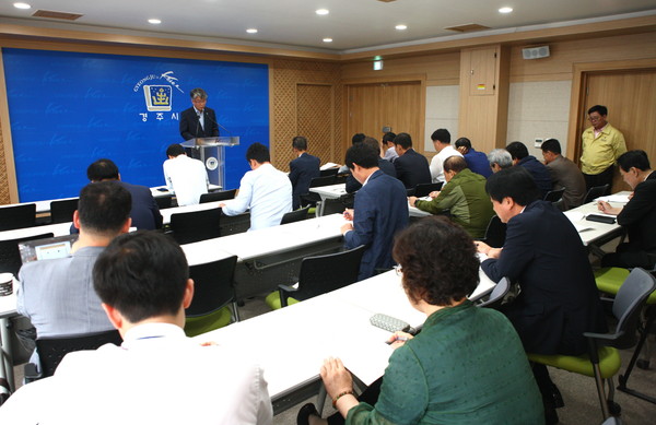 ▲ 경주시 점점득 보건소장이 7일 시청에서 기자회견을 갖고 “경주에는 더 이상 메르스가 없다”고 밝히고 있다.ⓒ경주시 제공