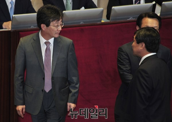▲ 국회법 개정안 재의가 진행된 6일 본회의에서 유승민 새누리당 원내대표가 이종걸 새정치민주연합 원내대표를 바라보고 있다. ⓒ 이종현 사진기자