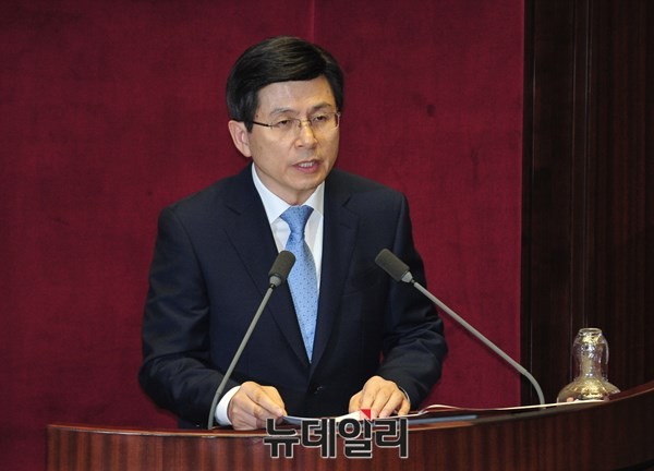 ▲ 국회법 개정안 재의가 진행된 6일 본회의에서 유승민 새누리당 원내대표가 이종걸 새정치민주연합 원내대표를 바라보고 있다. ⓒ 이종현 사진기자