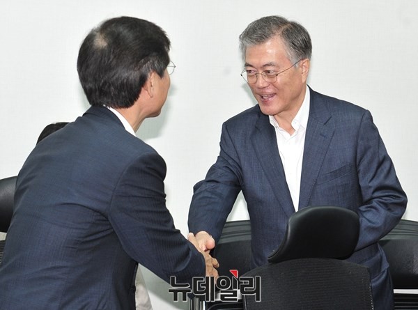 ▲ 무소속 천정배 의원(사진 왼쪽)이 1일 열린 아시아문화수도 광주 실현을 위한 원탁회의에 뒤늦게 참석한 새정치민주연합 문재인 대표와 악수하고 있다. ⓒ뉴데일리 이종현 기자