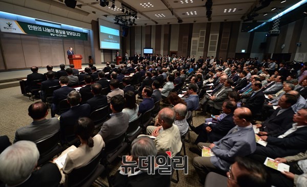 ▲ '통일과 나눔' 재단 펀드 출범식에 참석한 사람들. 자리가 없어 옆, 뒤에 선 사람의 수만 100여 명에 달했다. ⓒ뉴데일리 정상윤 기자