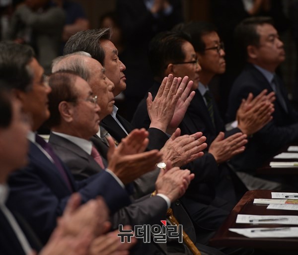 '통일과 나눔' 재단의 펀드 출범식에 참석한 김무성 새누리당 대표와 박지원 새정치민주연합 의원. ⓒ뉴데일리 정상윤 기자