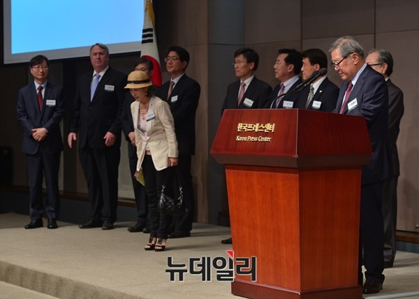 ▲ '통일과 나눔' 재단 이사진이 참석자들에게 인사를 하고 있다. ⓒ뉴데일리 정상윤 기자