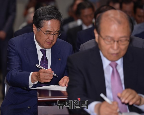 ▲ '통일과 나눔' 재단 펀드 약정서에 서명을 하는 방상훈 조선일보 사장. ⓒ뉴데일리 정상윤 기자