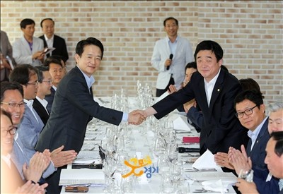 ▲ 7일(화) 오후 경기도중소기업지원센터 16층에서 열린 ‘도-도의회 정책협의회’에서, 남경필 경기도지사와 강득구 경기도의회 의장이 악수를 하며 기념촬영을 하고 있다. ⓒ경기도 사진 제공