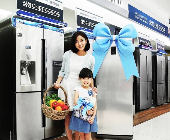 ▲ 삼성전자 모델들이 8일 염창동에 위치한 삼성 디지털프라자 강서본점에서 삼성 슈퍼 프리미엄 냉장고 '셰프컬렉션'을 구매하는 고객에게 냉동고ㆍ건강 집밥 레시피북ㆍ글라스락 등을 증정하고 무상 이전 설치를 제공하는 '셰프컬렉션, 건강 집밥을 위한 특별한 선물' 이벤트를 소개하고 있다. ⓒ삼성전자