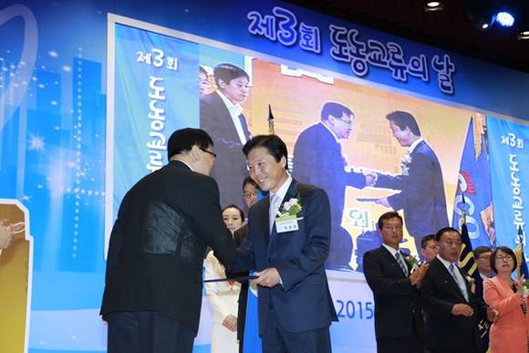 ▲ 이상권 사장(왼족 2번째)이 '대통령 단체 표창'을 받고 있다. ⓒ전기안전공사