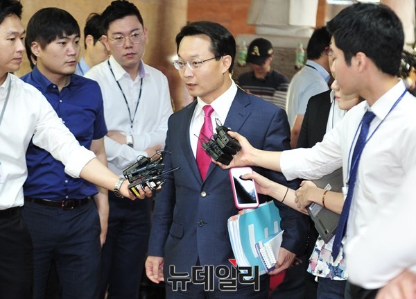 ▲ 새누리당 유승민 원내대표를 대신해 의총을 진행할 조해진 원내수석부대표가 8일 의총장으로 들어서며 취재진의 질문에 답하고 있다. ⓒ뉴데일리 이종현 기자