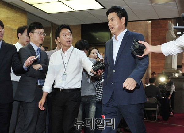 ▲ 새누리당 유승민 원내대표의 사퇴를 거듭 촉구하고 있는 김태호 최고위원이 8일 의총장으로 향하며 취재진의 질문에 답하고 있다. ⓒ뉴데일리 이종현 기자