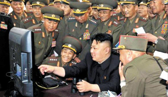 군 간부들에게 둘러싸여 컴퓨터 모니터를 보고 있는 북한 김정은. ⓒ조선일보 DB