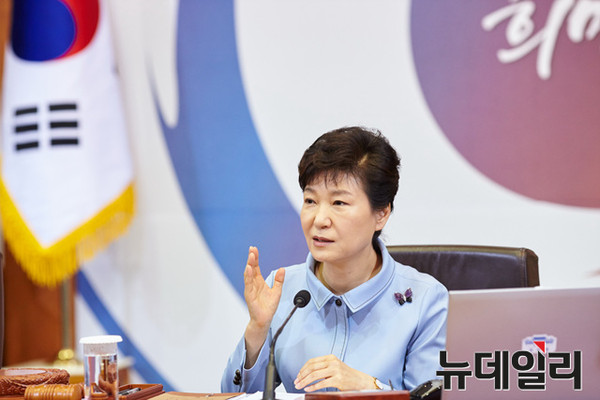 ▲ 군 간부들에게 둘러싸여 컴퓨터 모니터를 보고 있는 북한 김정은. ⓒ조선일보 DB