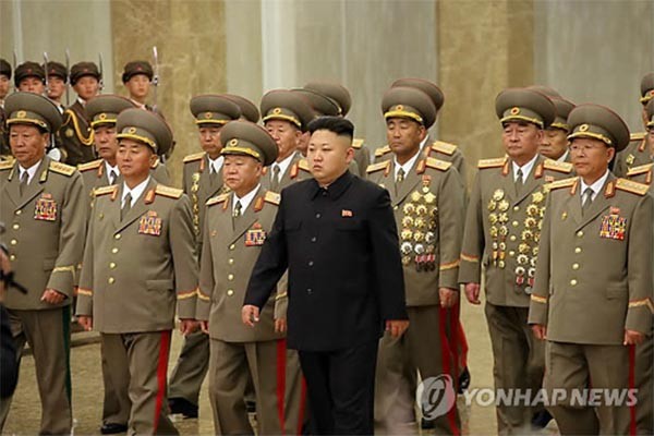 ▲ 2014년 핵심 측근들을 대동하고 금수산태양궁전을 찾은 김정은. 동아일보의 8일자 보도가 사실일 경우 이들 가운데 몇 명은 어느 순간 사라질 가능성이 높다. ⓒ연합뉴스. 무단전재 및 재배포 금지.