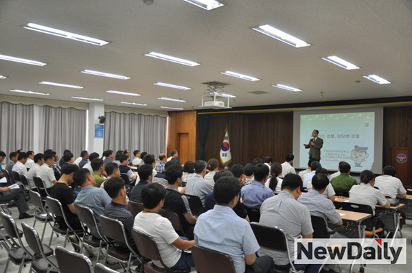 ▲ 박동균 교수가 경찰공무원들을 대상으로 특강을 하고 있다.ⓒ대구한의대 제공