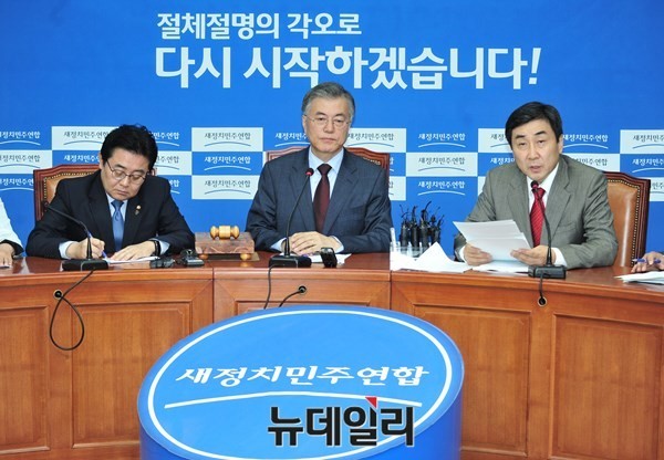 ▲ 새정치민주연합 최고위원회의에서 이종걸 원내대표(사진 오른쪽)가 발언하고 있다. 사진 왼쪽부터 전병헌 최고위원과 문재인 대표. ⓒ뉴데일리 이종현 기자