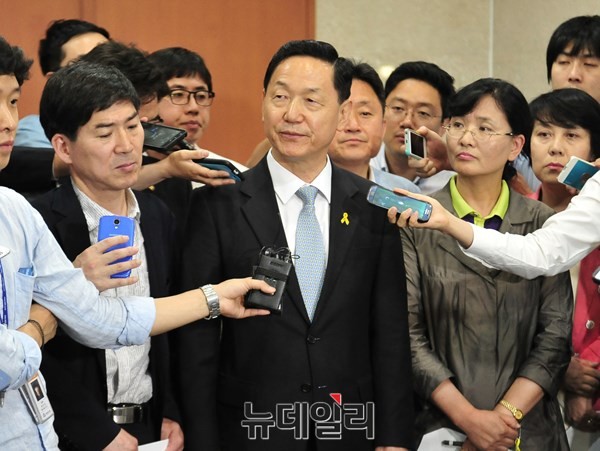 ▲ 새정치민주연합 김상곤 혁신위원장이 8일 2차 혁신안을 발표한 직후, 국회 기자회견장 밖 복도에서 취재진의 질문에 답하고 있다. 이 자리에서 혁신위 관계자들은 당대표가 선출직공직자평가위원을 입맛대로 임명하면 어떻게 하느냐는 질문에 대해 그렇게 하지 않을 것이라고 낙관적인 답변을 했다. ⓒ뉴데일리 이종현 기자