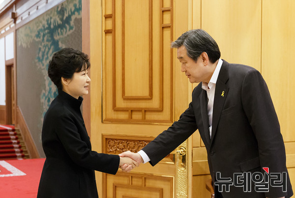 ▲ 지난 4월 16일 박근혜 대통령이 청와대에서 김무성 새누리당 대표를 접견하고 있다. ⓒ청와대 제공