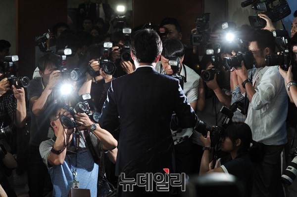 ▲ 새누리당 유승민 원내대표가 8일 국회 정론관에서 사퇴 의사를 밝힌 뒤 뒷모습을 보인 채 기자회견장을 빠져 나가고 있다. ⓒ뉴데일리 이종현 기자