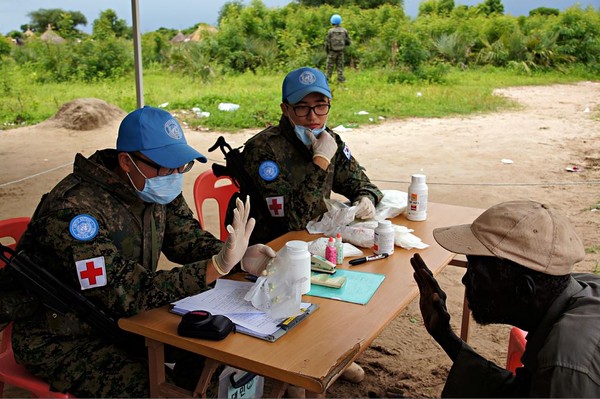 ▲ 한빛부대 의무병들이 7일 진행된 말루아시아 마을 대민의료지원에서 주민에게 현지어로 복약설명을 하고 있다.ⓒ국방부 공동취재단