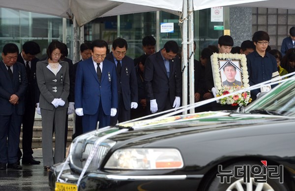 ▲ 중국 버스사고로 안타깝게 유명을 달리한 고 정광용 서기관 추도행사가 8일 아침 경북도청 앞마당에서 열린 가운데 김관용 도지사 등 공무원들이 고인에 대한 묵념을 하고 있다.ⓒ경북도 제공