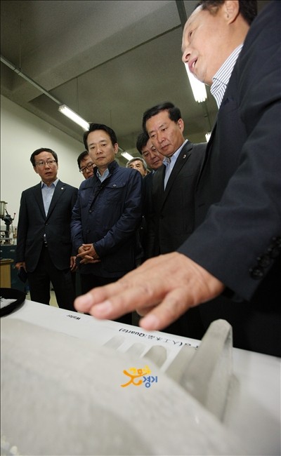 ▲ 8일 오전 경기 김포 양촌산업단지 내 스토닉스(주)를 방문한 남경필 경기도지사가 이 회사 성용안 대표이사로부터 기업 현황을 듣고 있다. ⓒ 경기도 사진 제공