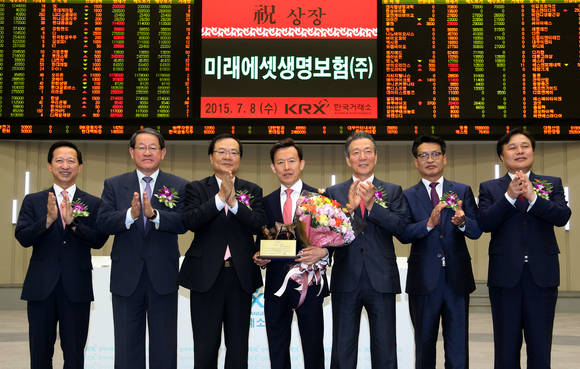 ▲ 왼쪽부터 윤용암 삼성증권 대표이사, 강호갑 한국중견기업연합회 회장, 최경수 한국거래소 이사장, 최현만 미래에셋생명보험 수석부회장, 이수창 생명보험협회 회장, 김원대 한국거래소 유가증권시장본부장, 김진규 상장사협의회 부회장이 기념촬영을 하고 있다.ⓒ한국거래소