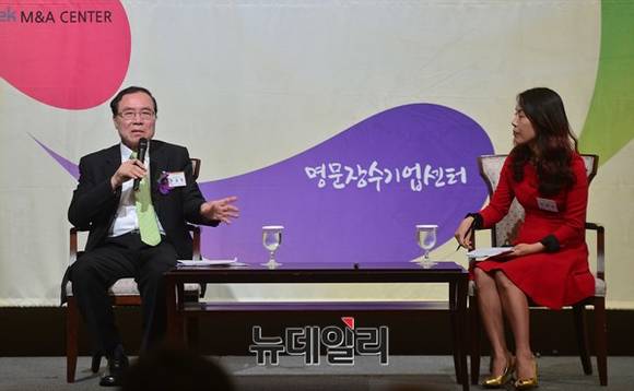 ▲ 안충영 동반위원장(左)과 중견기업인을 대표해 나온 박혜린 옴니시스템 회장이 질의답변을 하고 있다.