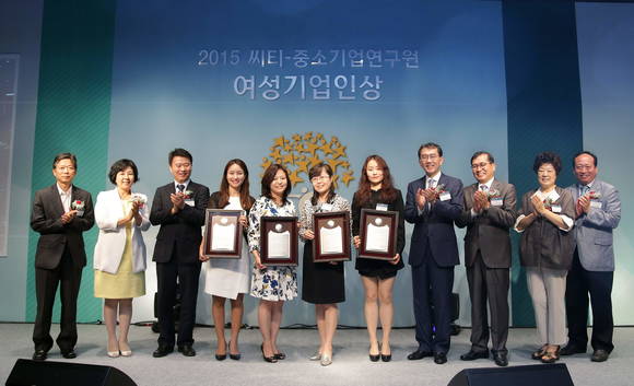 ▲ '씨티· 중소기업연구원 여성기업인상' 수상자들이 기념촬영하고 있다. 사진 왼쪽부터 배길용 한국여성벤처협회 상근부회장, 한국여성발명협회 조은경 협회장, 중소기업청 백운만 경영판로국장, 주식회사 유아이 강정순 이사, 주식회사 예림씨엔피 이시현 대표, ㈜아리바이오 성수현 대표, ㈜우암코퍼레이션 김혜영 과장, 박진회 한국씨티은행장, 김세종 중소기업연구원장, 심영숙 Citi-KOSBI 여성기업아카데미 원우회장, 동덕여자대학교 김윤태 산학협력단장. ⓒ중소기업연구원