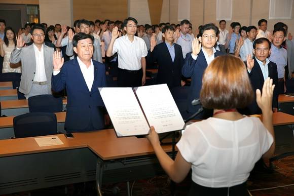 ▲ 박성택 중기중앙회장을 비롯 전 임직원들이 '부패유발 요인 근절'을 다짐하는 선서를 하고 있다. ⓒ중기중앙회