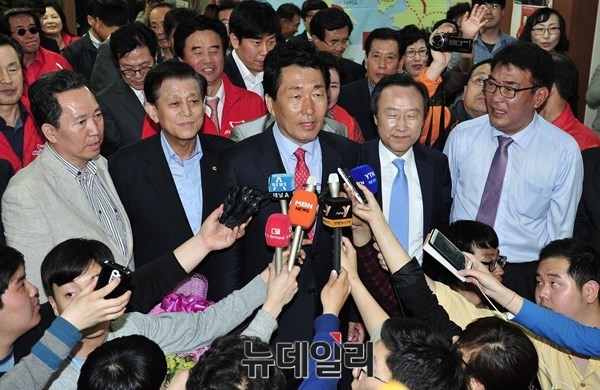 ▲ 새누리당 안상수 의원이 지난 4·29 재보선에서 당선 확정 직후 인터뷰를 하고 있다. ⓒ뉴데일리 이종현 기자