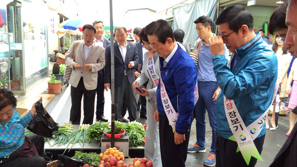 ▲ 경북도교육청‧영천교육지원청, 영천금호공설시장 장보기 행사에 나섰다.ⓒ영천시 제공