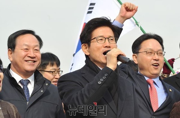 ▲ 김문수 전 경기지사가 지난 2월 서울 여의도 국회의사당 앞에서 열린 북한인권법 제정을 집회에서 한기호, 조명철 의원과 북한인권법 제정을 촉구하고 있다. ⓒ뉴데일리 이종현 기자